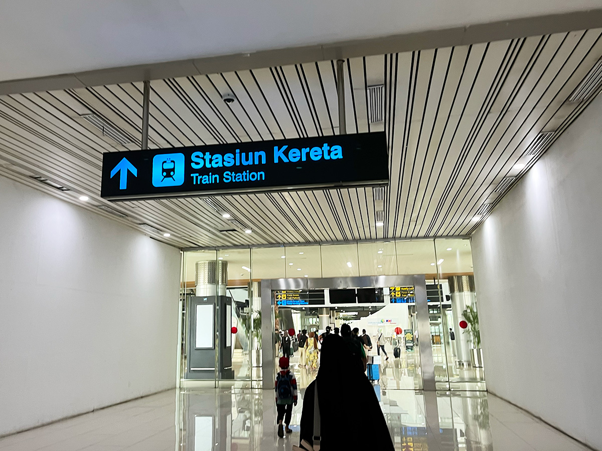 スカルノハッタ空港から電車で移動