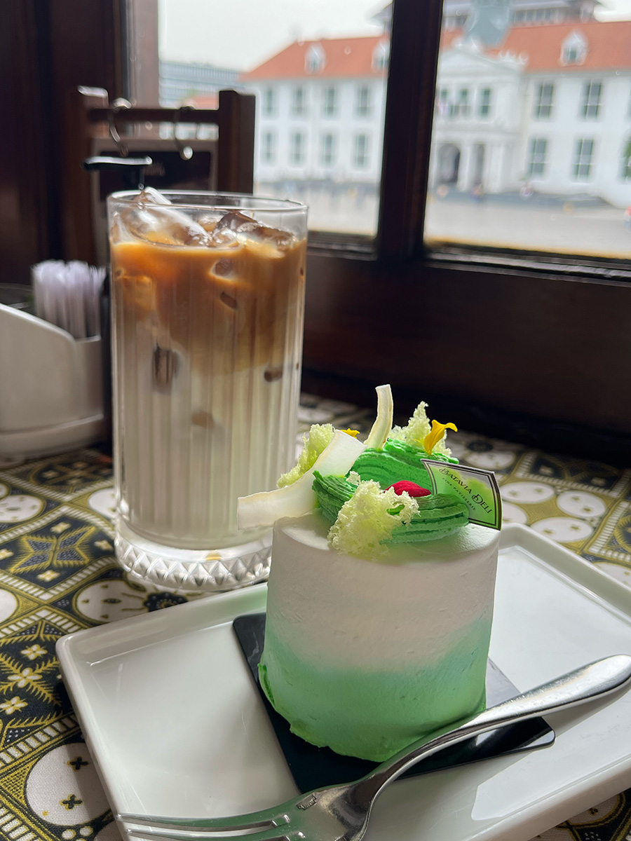 CAFE BATAVIA ケーキとカフェラテ