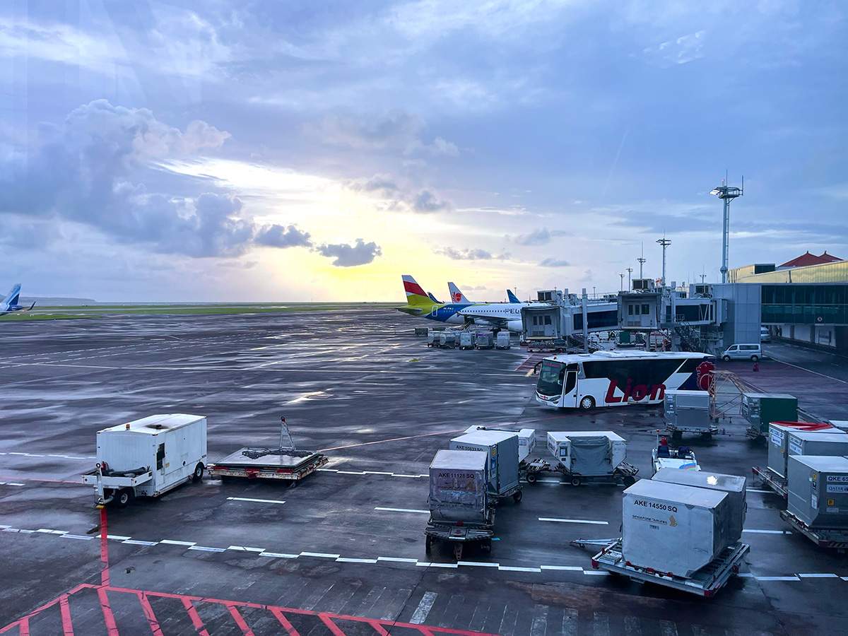 バリ島の空港のサンセット