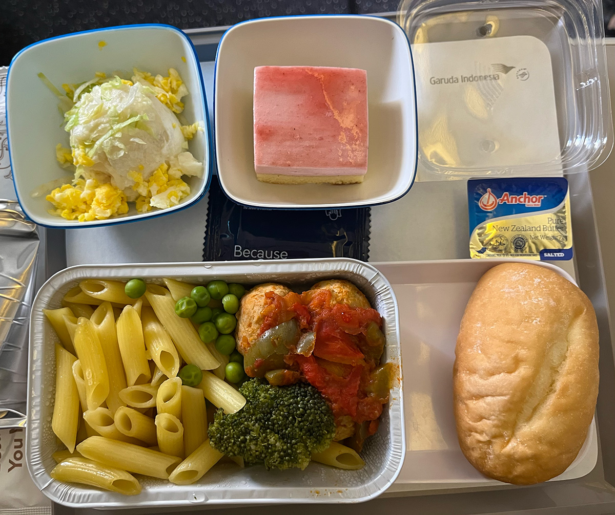 ガルーダ デンパサール便の機内食（洋食）