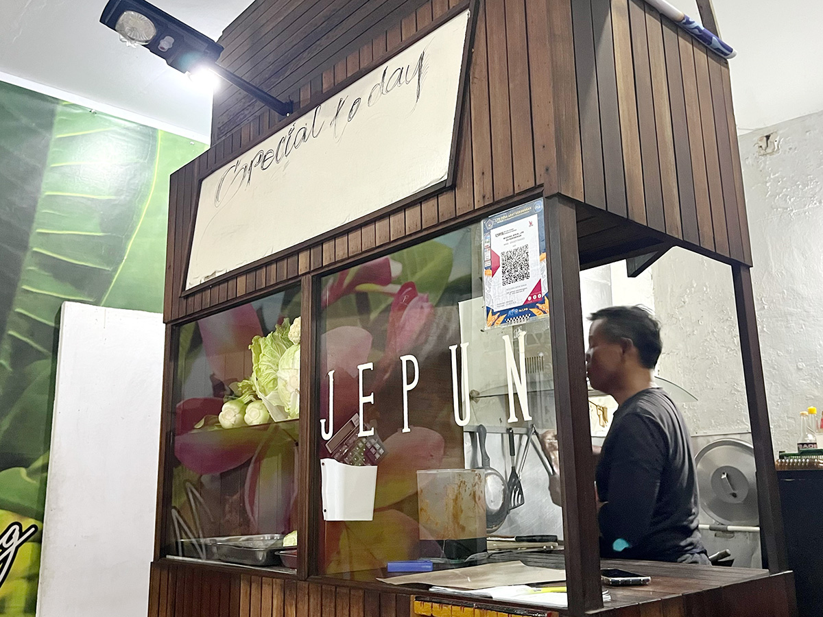 ワルン ジュプンの店内