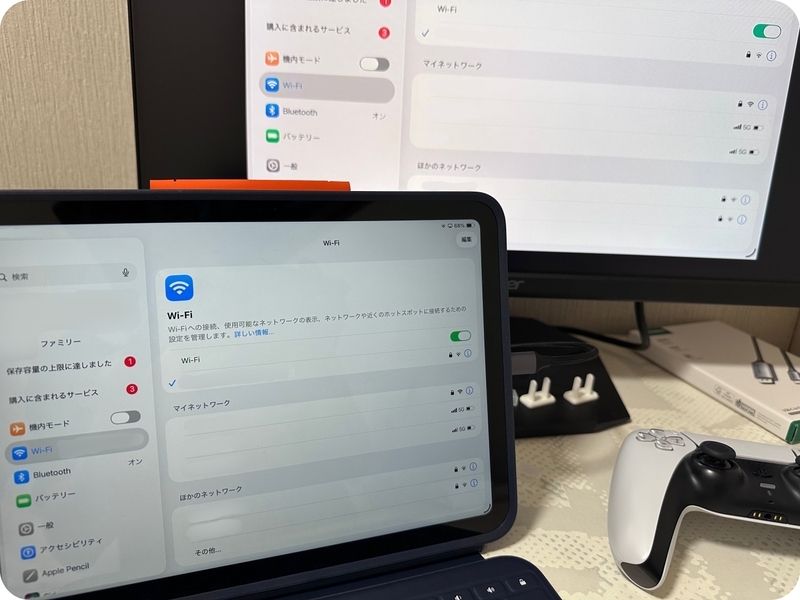 iPadをモニターに繋いだ状態。モニターにはiPadの画面が映し出されている