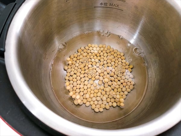 乾燥大豆を水につける