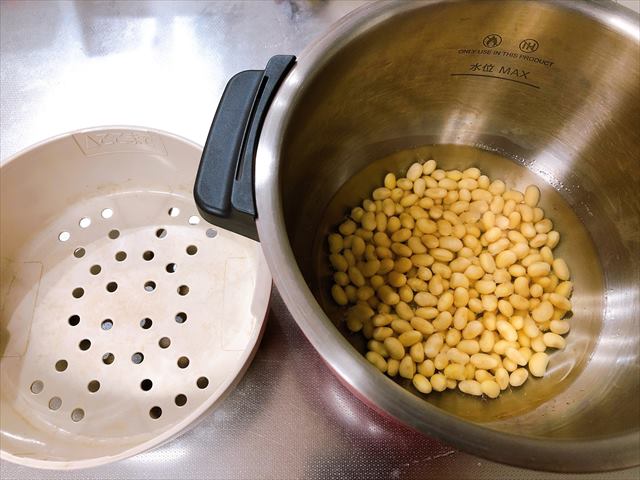 戻した乾燥大豆をサルにとる