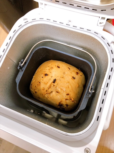 ホームベーカリーのパンが焼き上がったところ