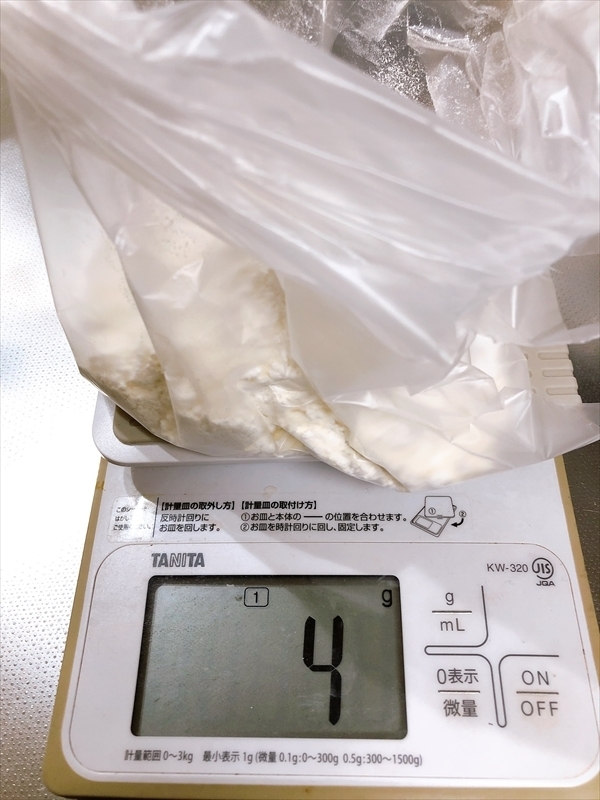 小麦粉とベーキングパウダーを測る