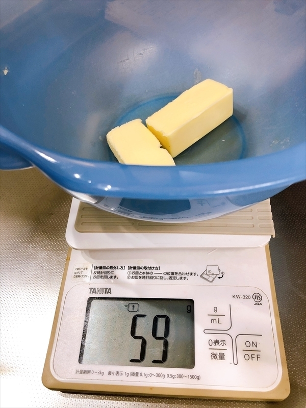 バターを計量しているところ