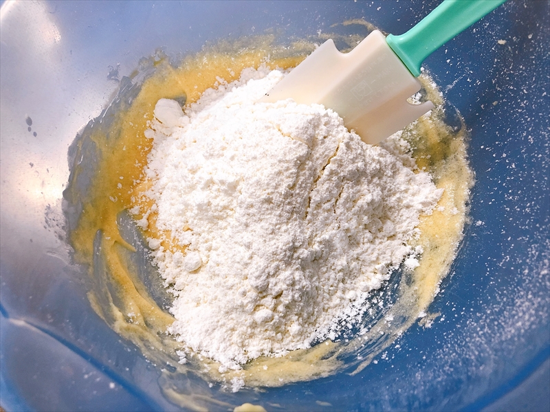 メロンパンのクッキー生地作り。薄力粉とベーキングパウダーをふるったものをいれたところ