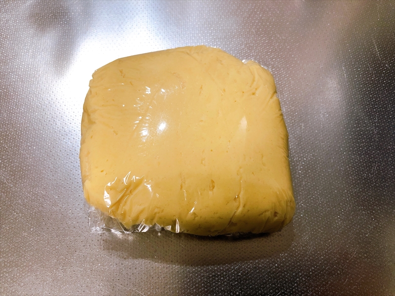 メロンパンのクッキー生地作り。クッキー生地をラップで包んだところ