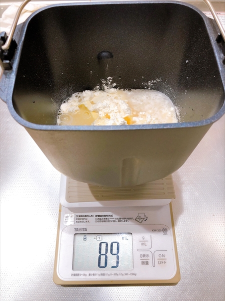 メロンパン作りで、パンケースに材料を入れたところ