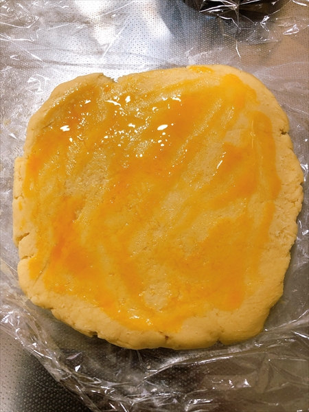 メロンパンのクッキー生地に卵液を塗ったところ