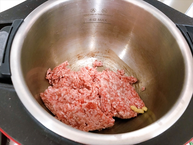 ホットクックの内鍋に、豚挽肉としょうがをいれたところ