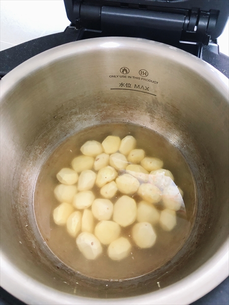 ホットクックの内鍋に、水をひたひたまで入れたところ
