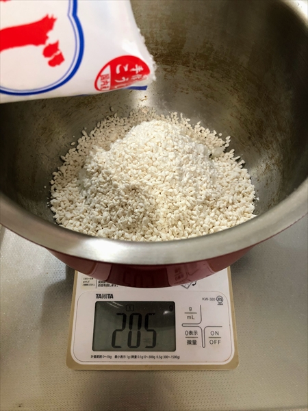 ホットクックの内鍋に米麹を入れるところ