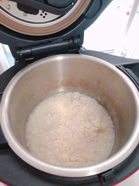 ホットクックに甘酒の材料が入った内鍋をセットする