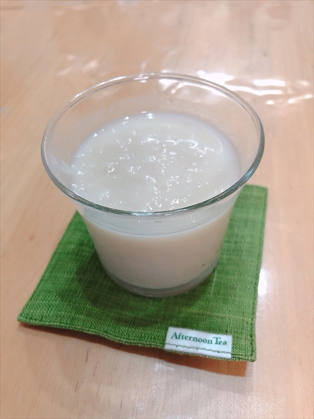 ホットクックで作った甘酒をグラスに入れたところ