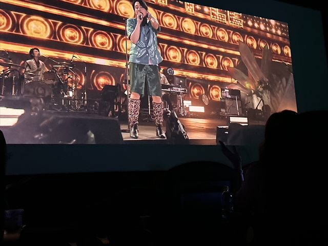 Mrs.GreenAppleのFJORDの華やかなステージ