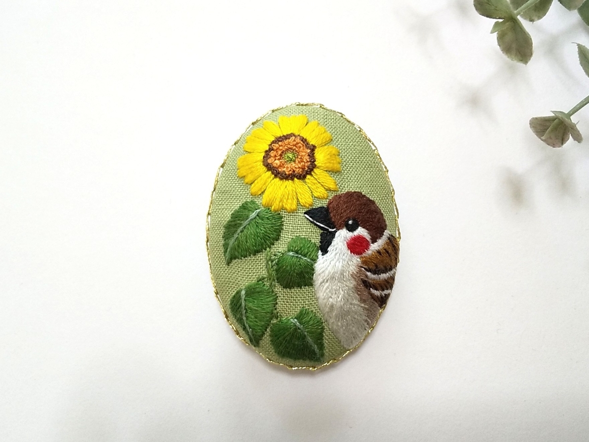 手刺繍の花のブローチB 夏の思い出と手刺繍ブローチ - ずっとひとやすみ