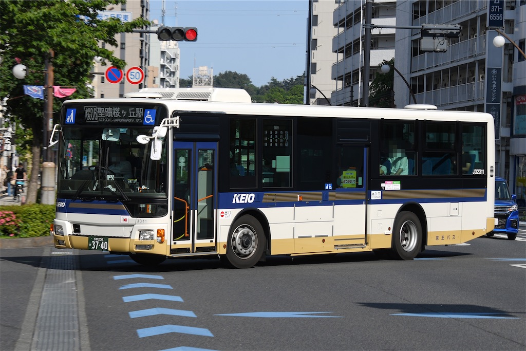 東京西多摩 西東京バス | 高尾駅北口にて 住01高尾台住宅行き 旧多摩バス