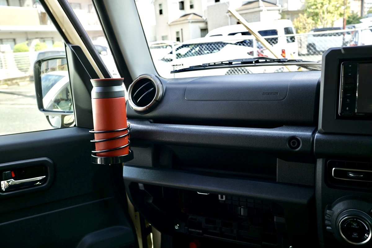 新型ジムニーカスタム たった500円でドリンクホルダーを自作する エアコンの吹き出し口を塞がない 代前半サラリーマンの１人旅
