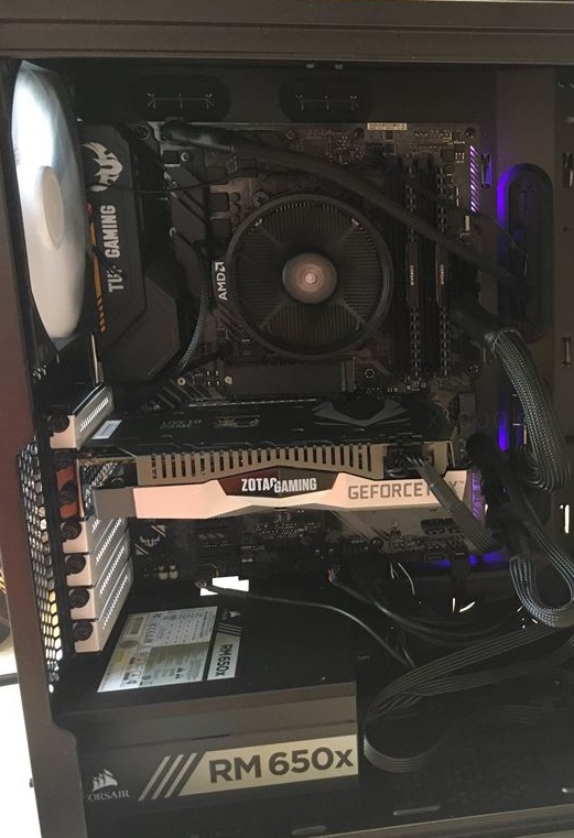 f:id:christmas-cookies:20190423002727j:plain 電源ユニットのスィッチONでマザボとFAN起動