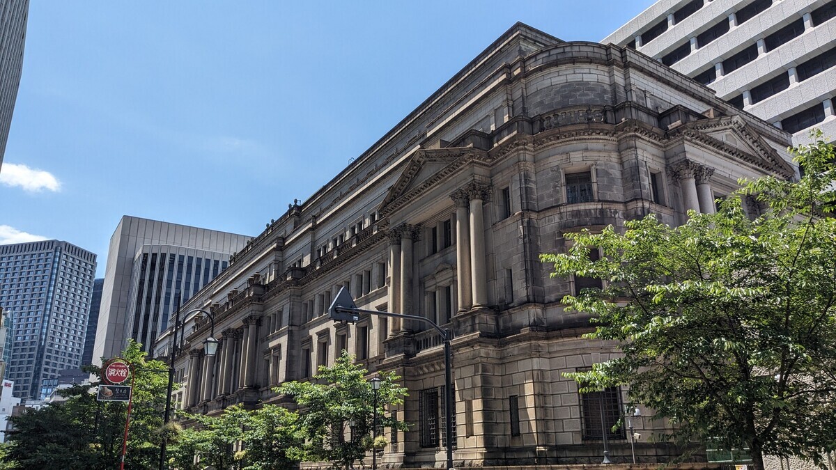 向かいには日銀本店