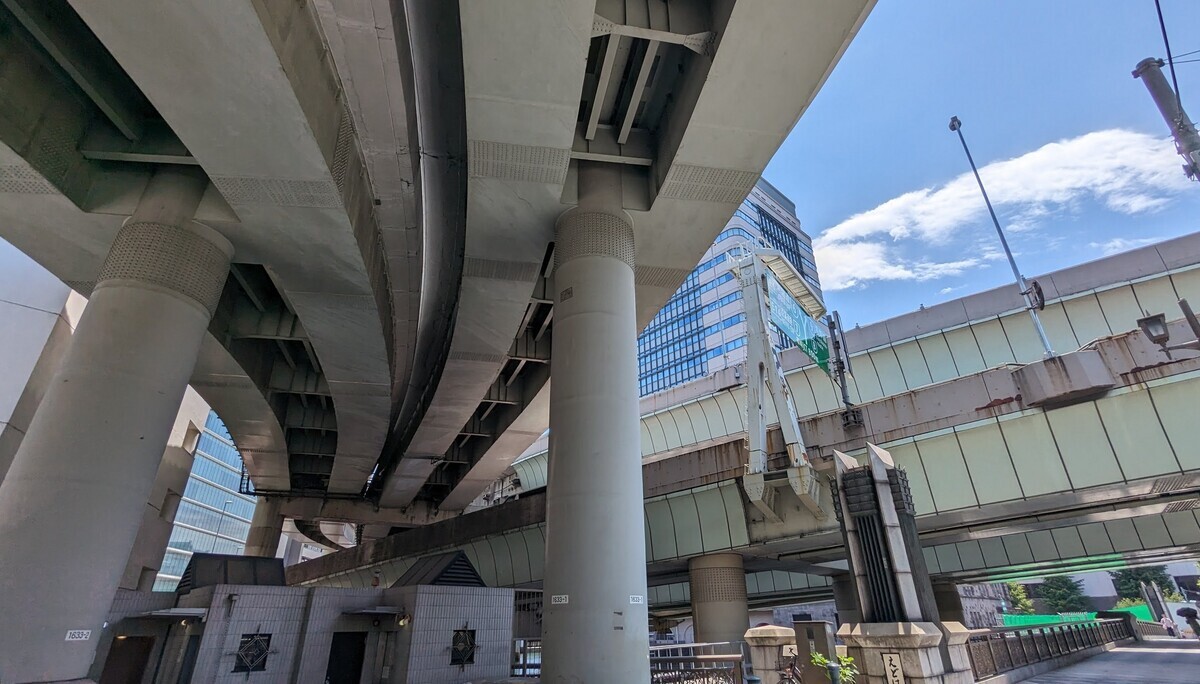 このあたりは高速道路高架下も美しい