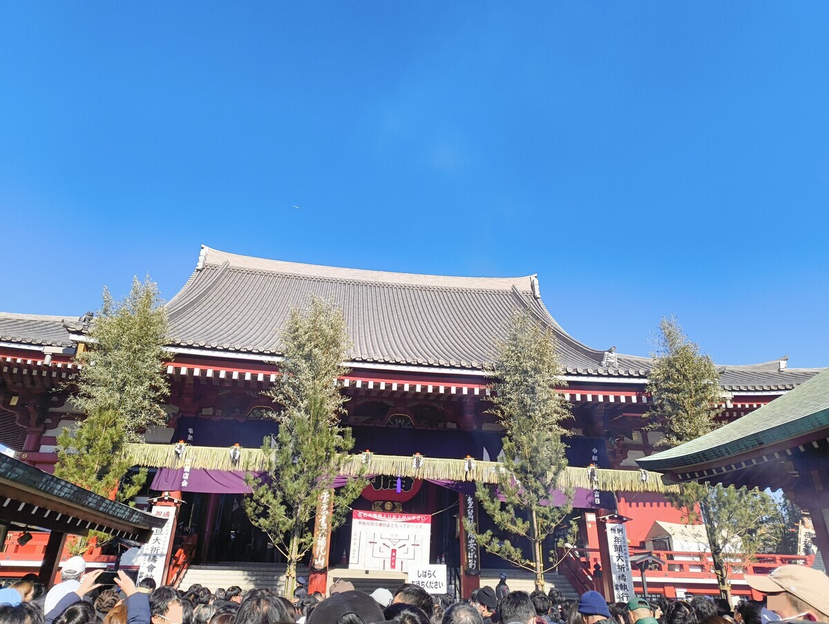 浅草寺、「しばらくお待ちください」プラカードが若干シュールに思える