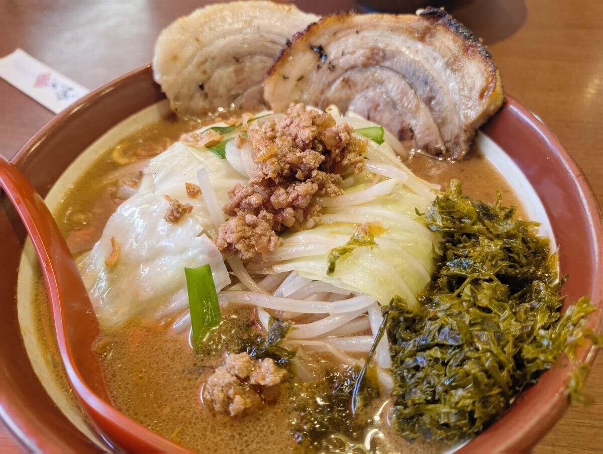 チャーシューや野菜がたくさん載った味噌ラーメンの写真。筆者はこれを食べても味を感じない味覚障害に陥っている。