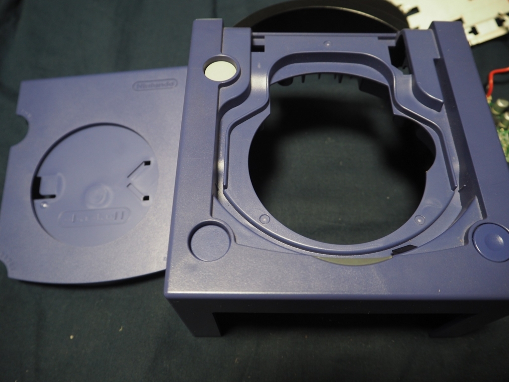 壊れて動かなくなったゲームキューブを分解して植木鉢にする その1 Necromakeycon ﾈｸﾛﾏｷｺﾝ