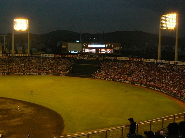 080906・超満員の広島市民球場。