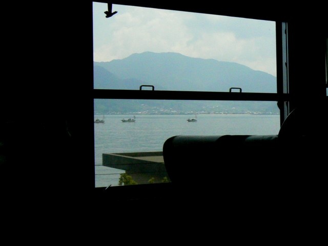 080907・車窓には瀬戸内海。