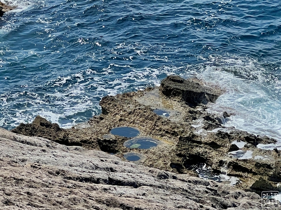 平根崎の波蝕甌穴群（新潟県佐渡島） - 水辺遍路