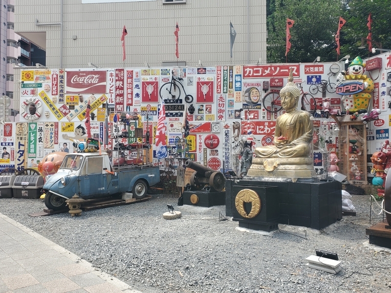 熊野町交差点角に看板屋敷ならぬレトロ看板展示会場があった。 - 歩