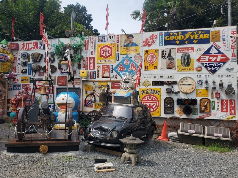 熊野町交差点角に看板屋敷ならぬレトロ看板展示会場があった。 - 歩