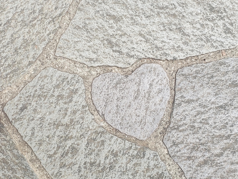 横浜市中区にある3つの公園で💛ハートの形をした敷石💛を探す - 歩・探
