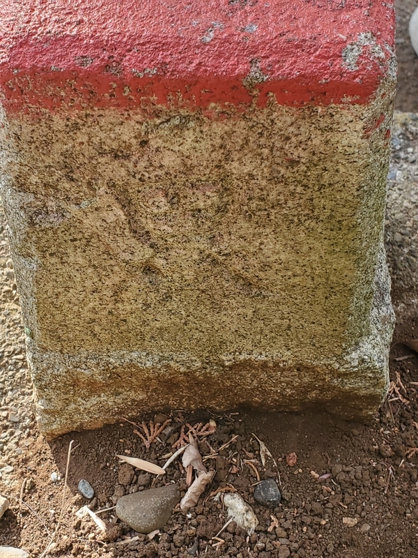 廻田緑道沿いに残る境界標 - 歩・探・見・感