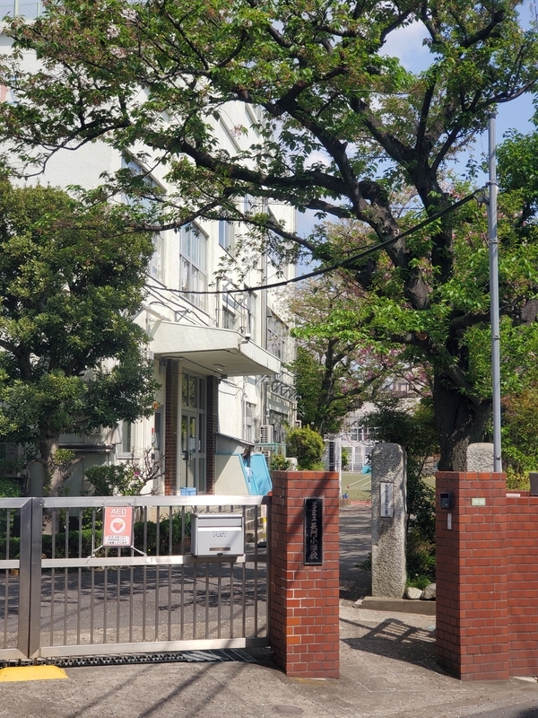 桜に導かれて見つけた「足立区長門町」｜校門に残る旧町名の痕跡 - 歩