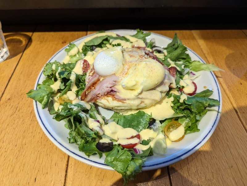 【J.S. PANCAKE CAFE】の食事系メニュー「 エッグベネディクトパンケーキ」を食べてみた 毎日おいしい｜食べ歩き雑記ブログ