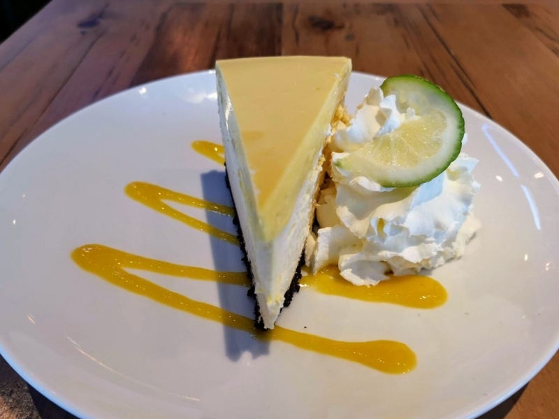 【カリフォルニア ピザ キッチン】のマンゴーチーズケーキ｜色々な味、食感にパニクるチーズケーキ チーズケーキ通信