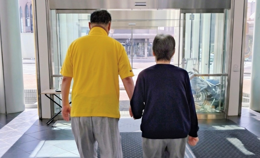 介護に疲れたあなたへ|支え合いながら歩く二人の後ろ姿