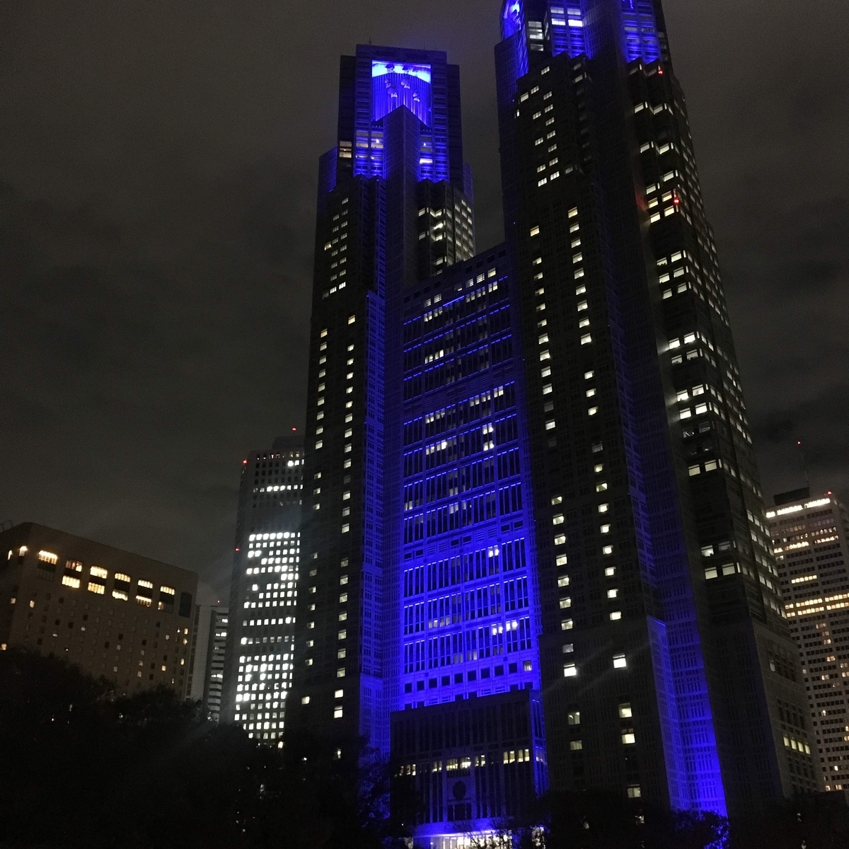 都庁ライトアップ　青