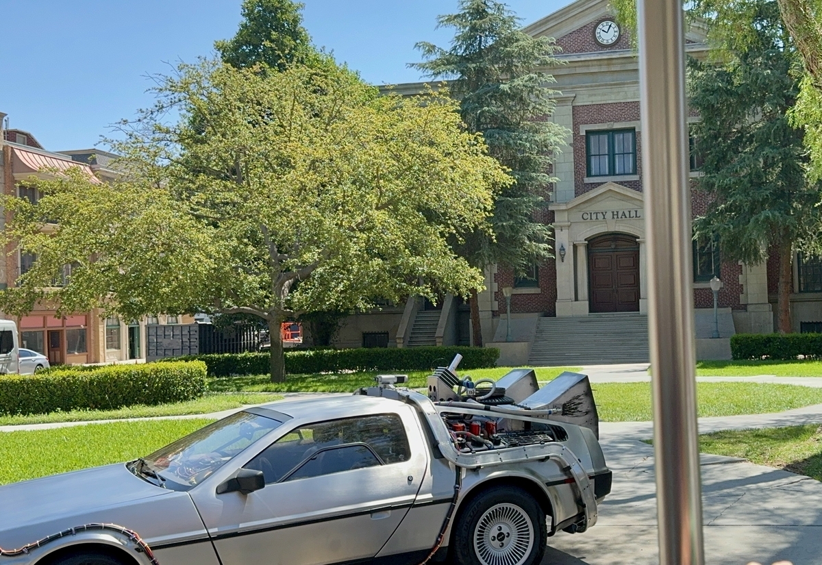 スタジオ・ツアーでの時計台とデロリアン