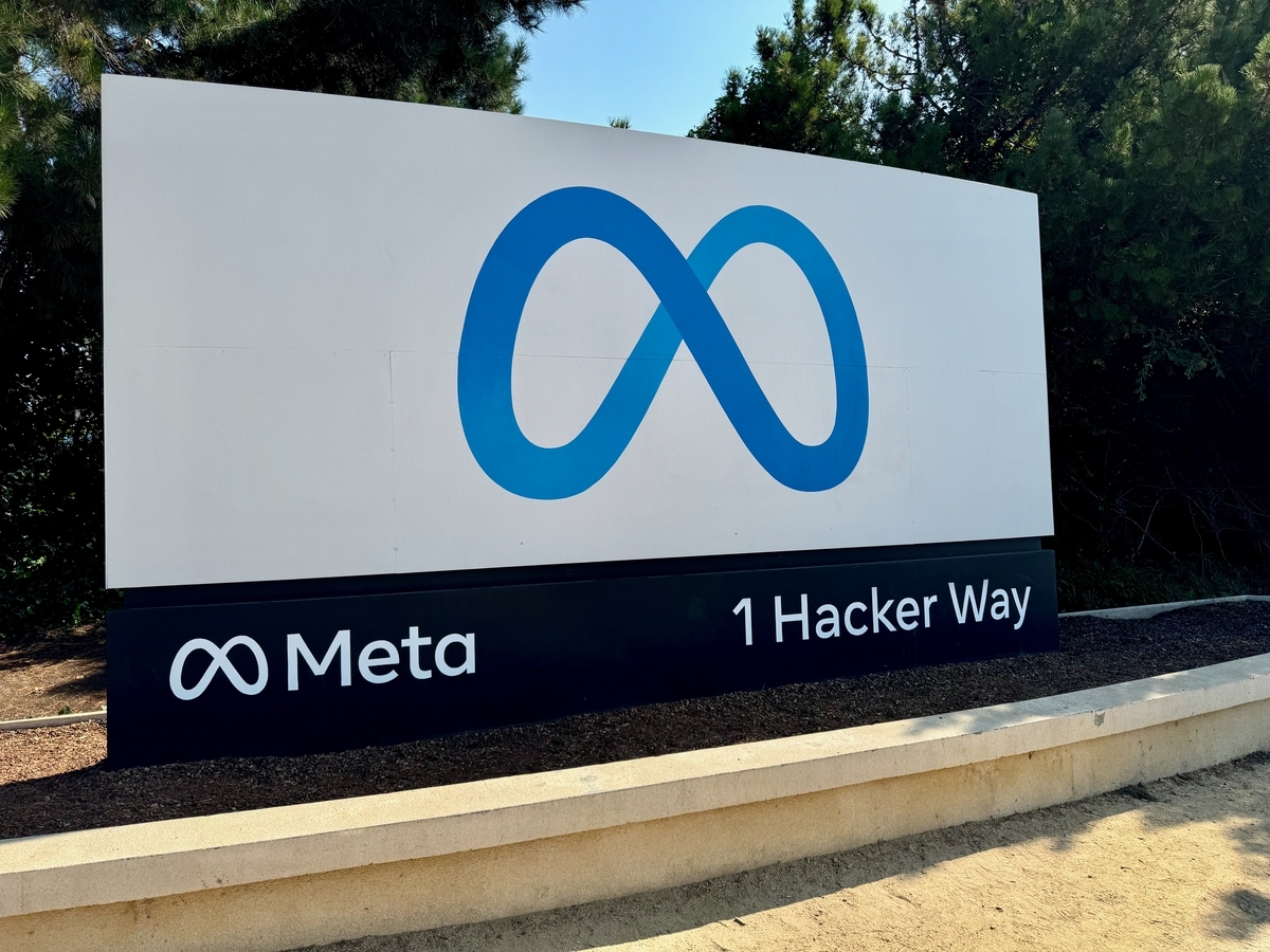Meta社の看板