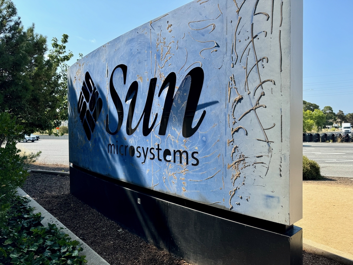 Meta社の看板の裏側(Sun Microsystems)