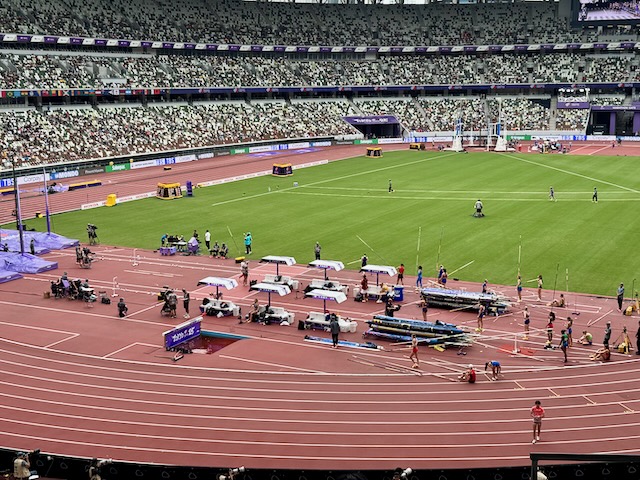 手前：棒高跳び、奥：ハンマー投げ