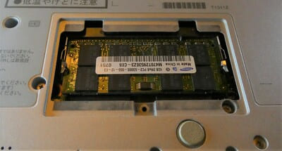 ノートPC底面のメモリスロット