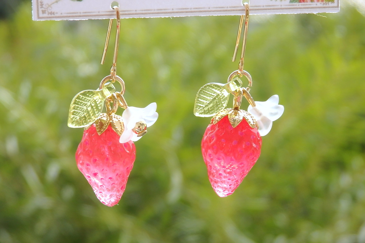 ガラス＆レジンの、いちごちゃんアクセサリー🍓 - clover n