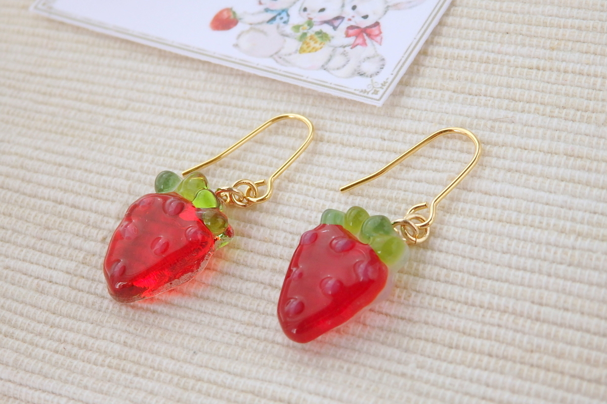 ガラス＆レジンの、いちごちゃんアクセサリー🍓 - clover n