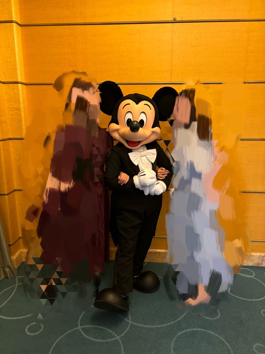 DCLアラスカ2024 #18：フォーマルコスチュームのミッキーと